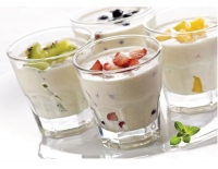 Домашний натуральный йогурт с фруктами.