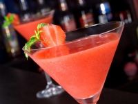 Алкогольный коктейль из ягод клубники.