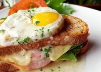 Бутерброд на завтрак с яйцом пашот и сыром.