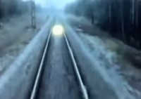 Загадочные светящиеся шары преследуют поезда в России: видеокадры