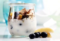 Рецепт домашнего йогурта с черносливом и фруктами.
